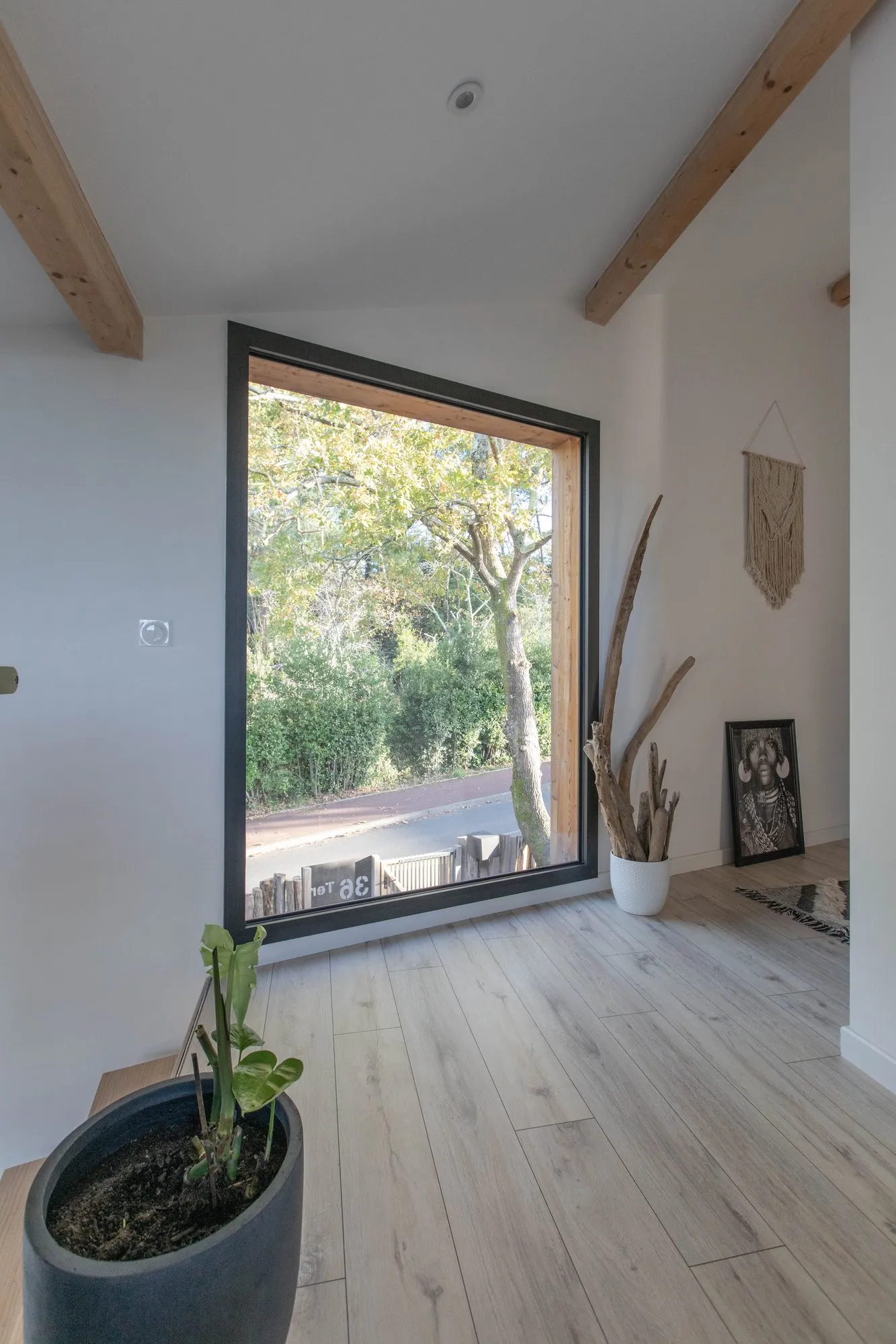 Une grande baie fixe ouverte sur le jardin