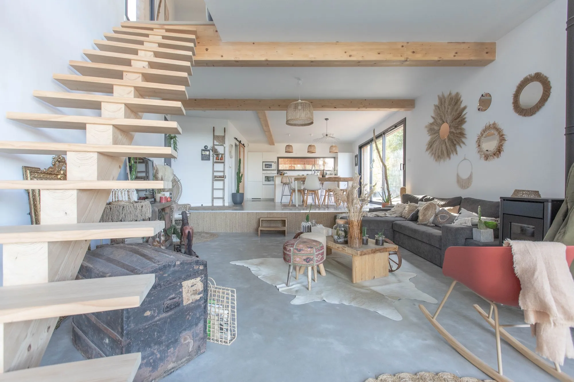 Le séjour et l’escalier en bois à marches suspendues